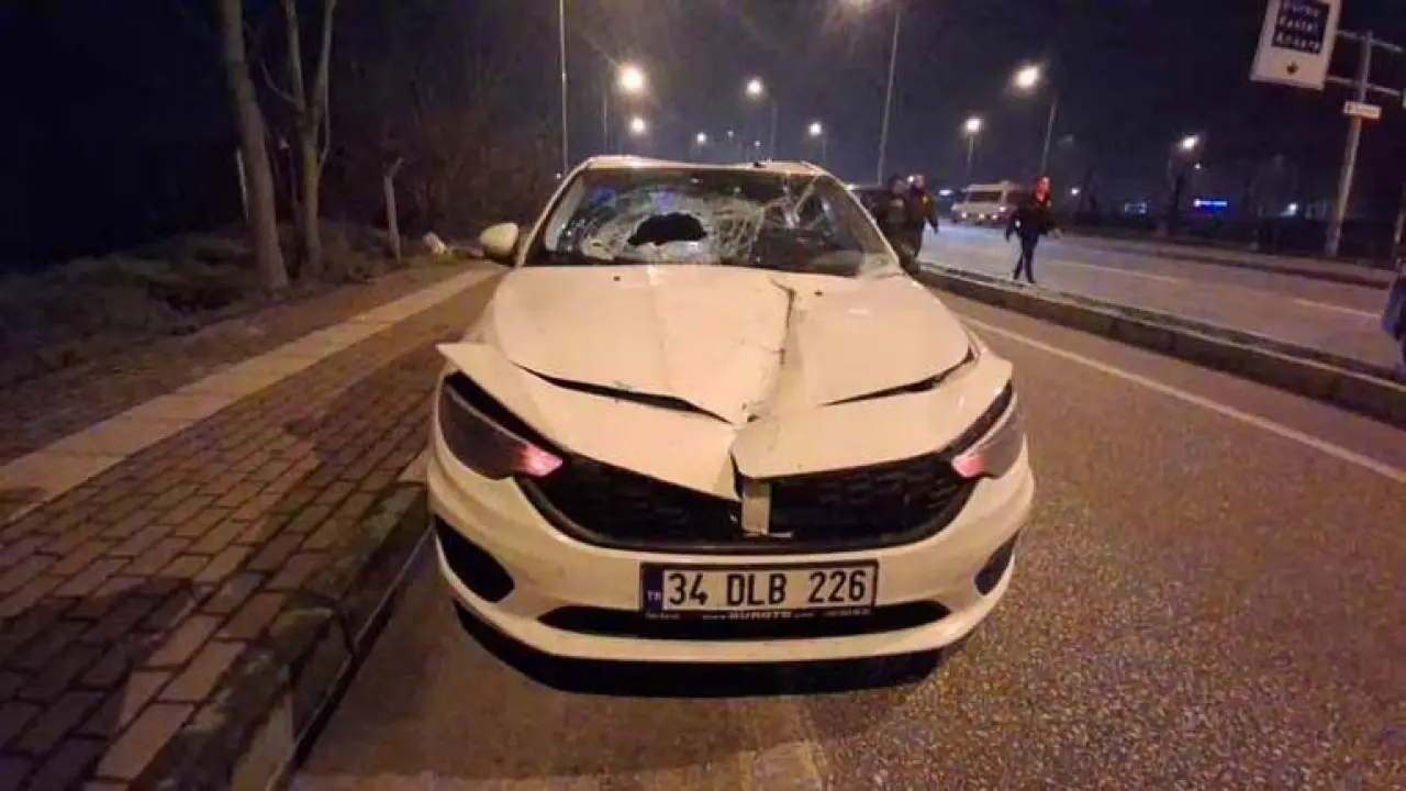 Kamyonet çalılık alana uçtu; çarptığı bariyerler 2 otomobilin üzerine düştü