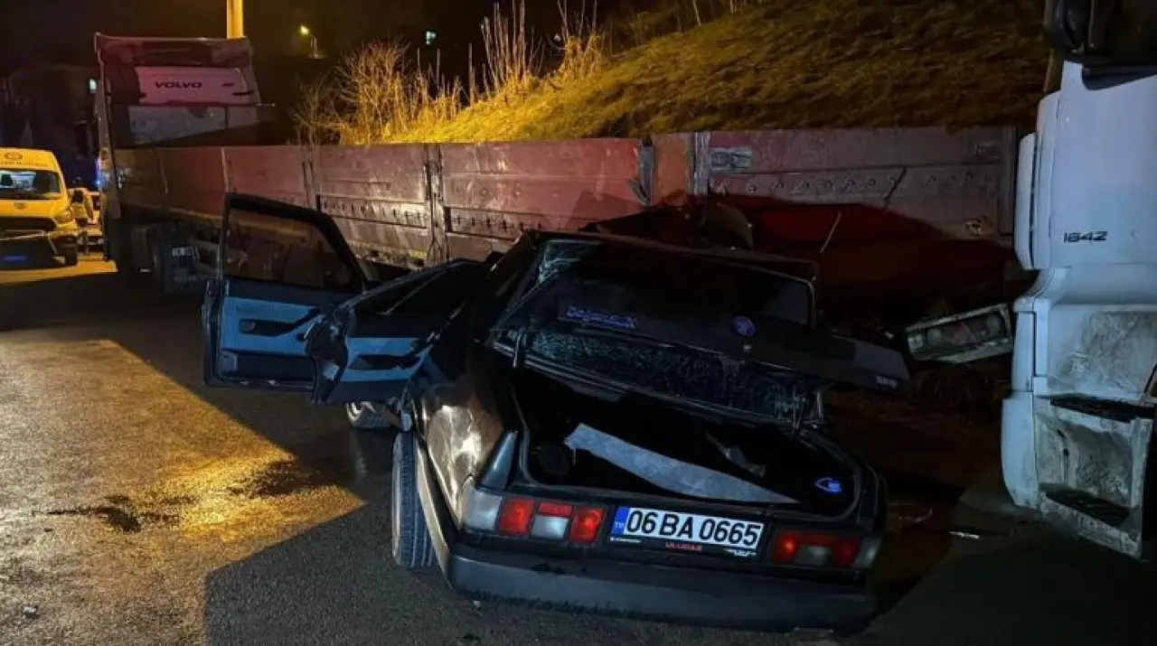 Otomobil, park halindeki TIRa çarptı: 1’i ağır, 2 yaralı