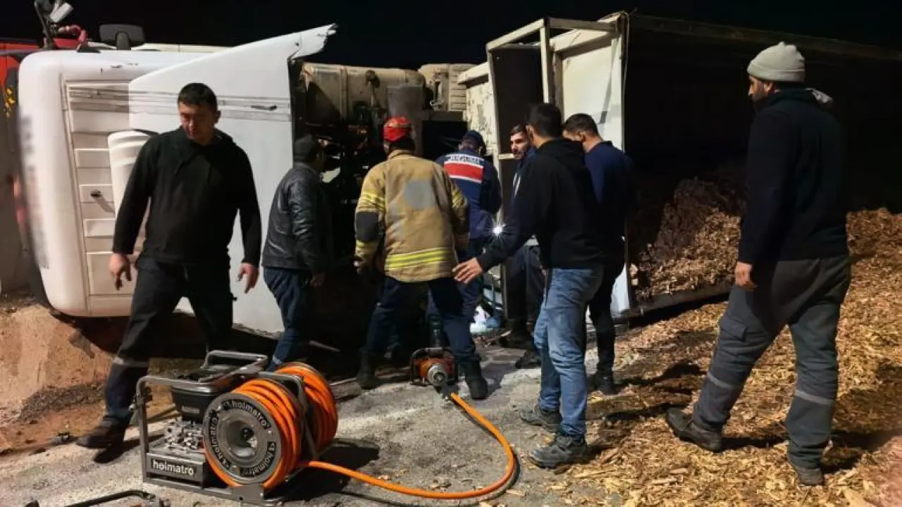 Bursada talaş yüklü TIR devrildi: 1 ölü