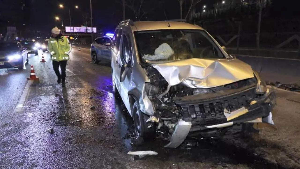 Kadıköyde hafriyat kamyonuna çarpan otomobilin sürücüsü ağır yaralandı