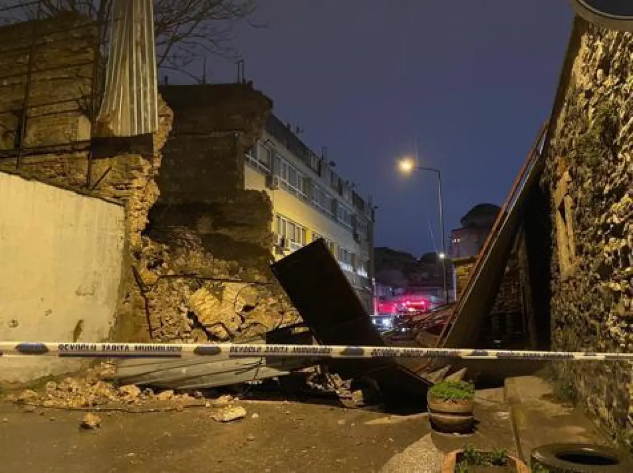 Beyoğlu’nda metruk binanın duvarı çöktü; o anlar kamerada