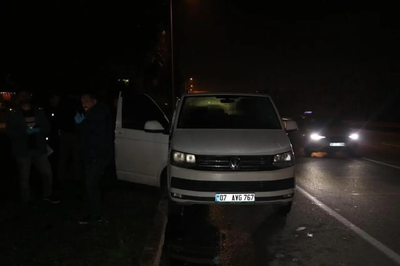 Yol kenarında park halindeki minibüste ölü bulundu