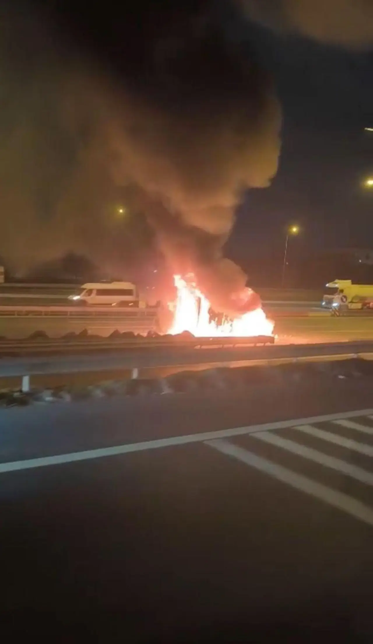 Esenyurt TEM Otoyolunda minibüs alev alev yandı