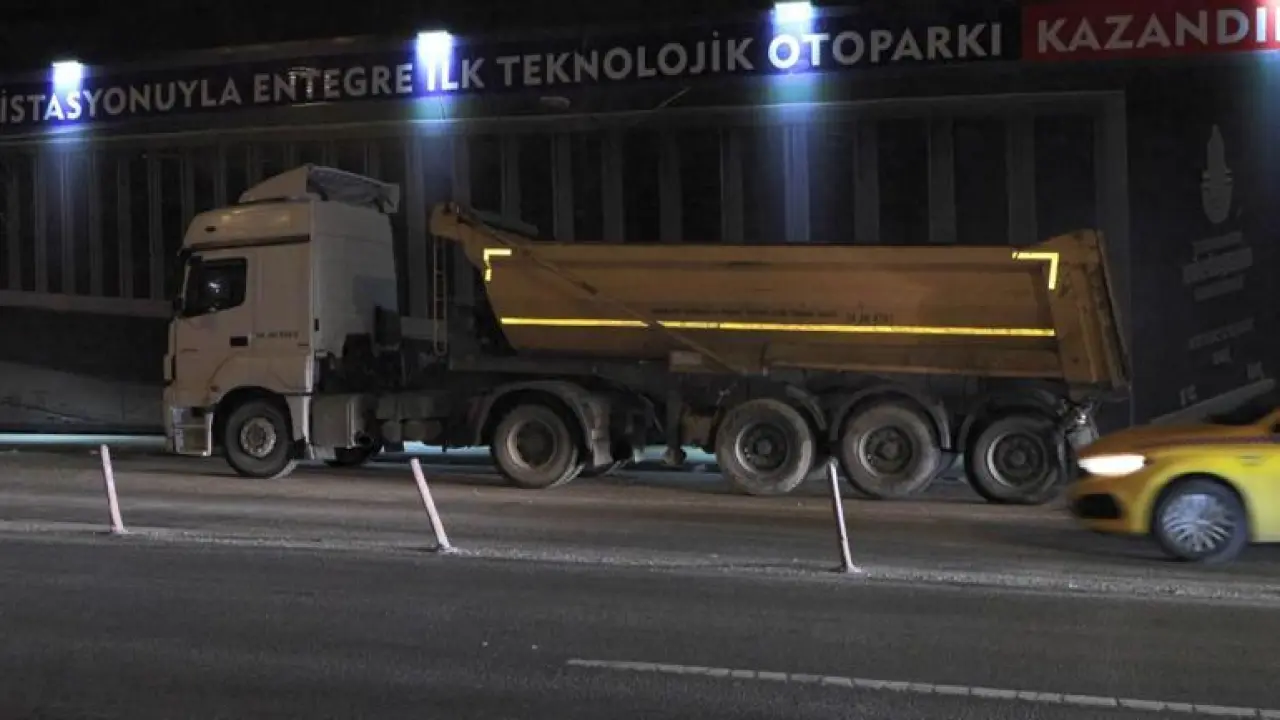 Kadıköyde hafriyat kamyonuna çarpan otomobilin sürücüsü ağır yaralandı