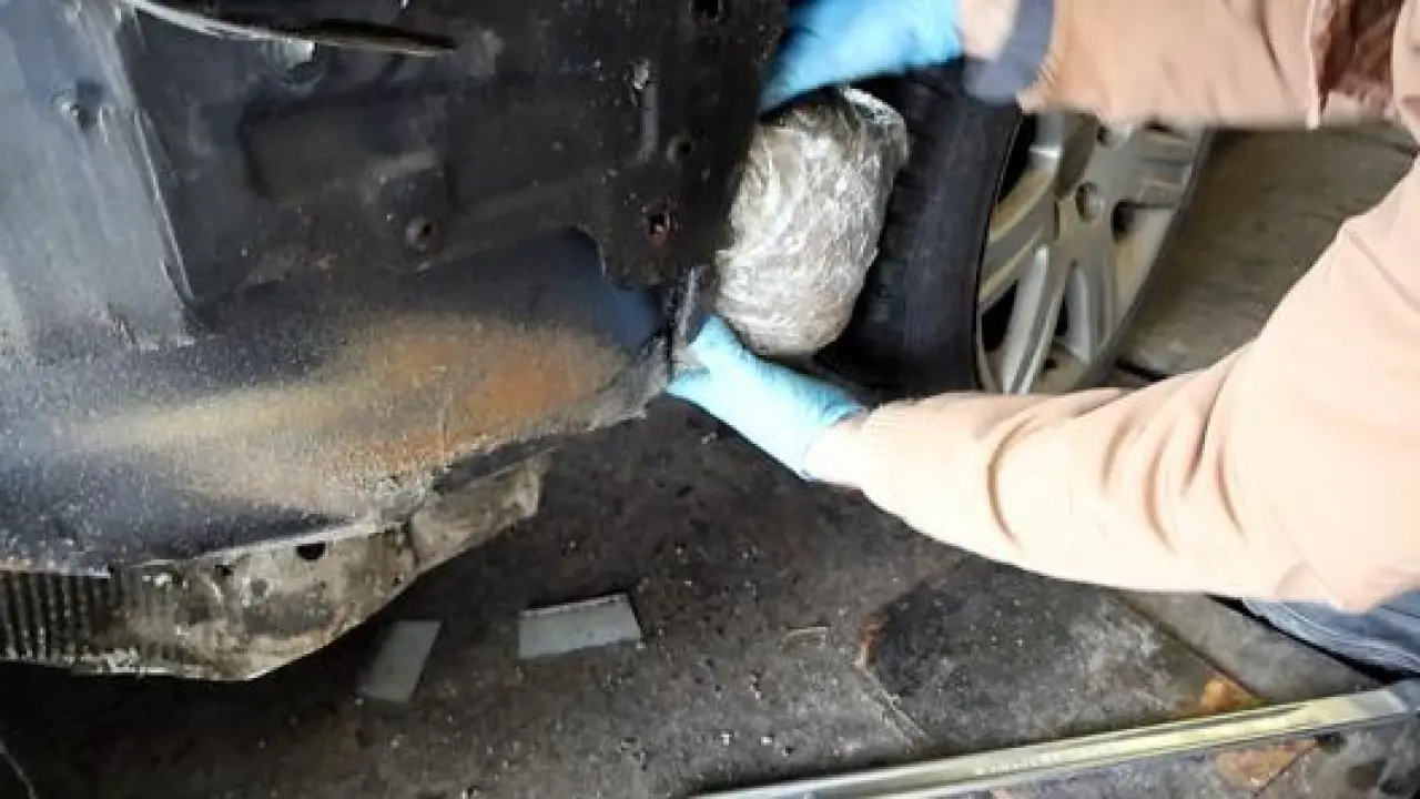 Kapıkule’de 2 otomobilde 20 kilo 812 gram esrar ele geçirildi