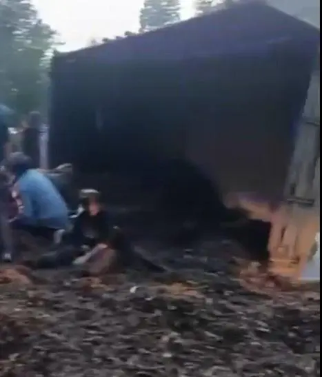 Düzcede traktör römorku devrildi: 11 yaralı