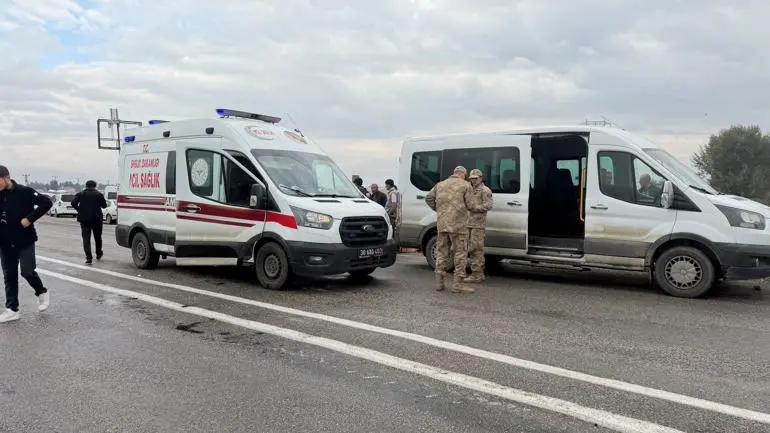 Öğrenci servisi devrildi; 12 yaralı