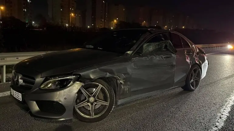 Kuzey Marmara Otoyolunda hafif ticari araç önce bariyerlere ardından otomobile çarptı: 1 ölü