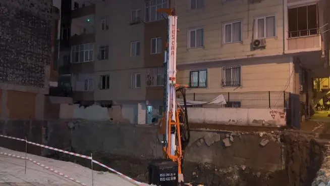 Bahçelievlerde inşaatın istinat duvarı yıkıldı; bitişikteki 2 bina tahliye edildi