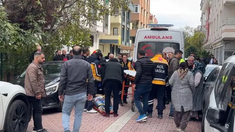 Avcılar’da yol verme tartışmasında sürücüyü evine kadar takip edip bıçakladılar: 3 yaralı