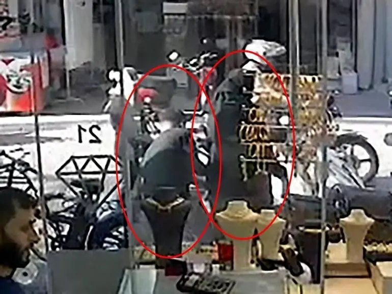 Çantasını gasbeden şüphelinin peşinden koştu