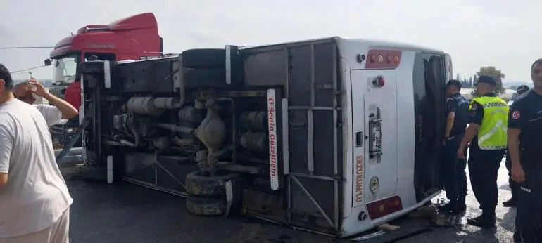 Midibüs, kaygan yolda devrildi; 17 yaralı