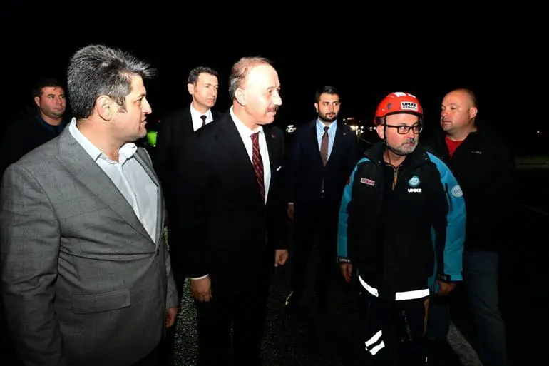 Tarım işçilerini taşıyan midibüs ile TIR çarpıştı: 17 yaralı