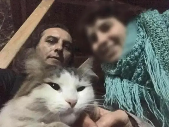 Kağıthane’de balkondaki kedilerle ilgilenilmediğini farkedince şüphelendi; komşusu evde ölü bulundu