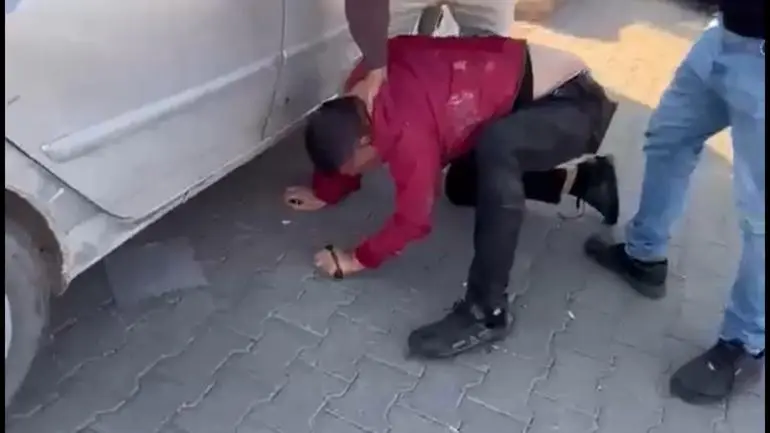 Bıçaklayıp darbettiği kişinin yakınları tarafından sopayla dövüldü