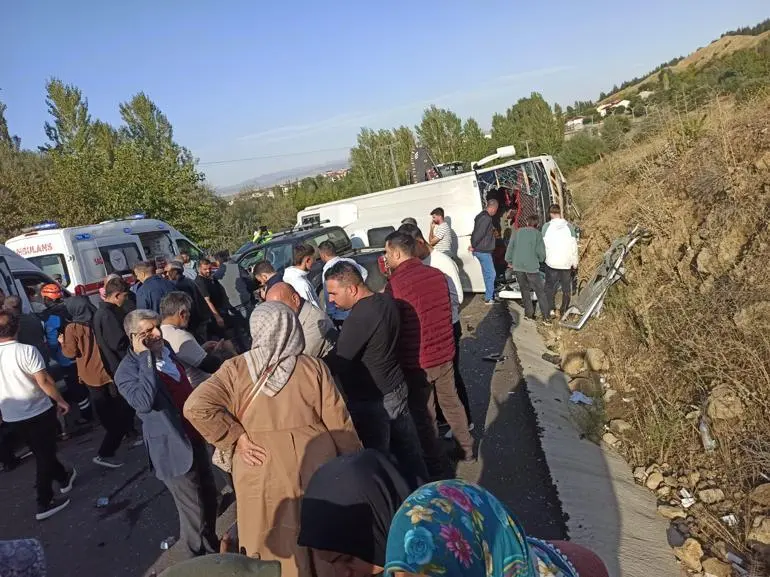 Bingöl’de midibüs ile kamyonet çarpıştı: 12 yaralı
