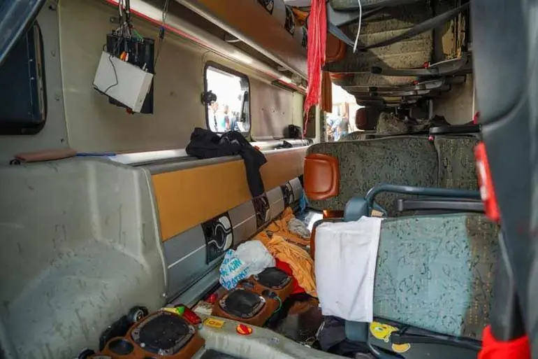 Midibüs, kaygan yolda devrildi; 17 yaralı