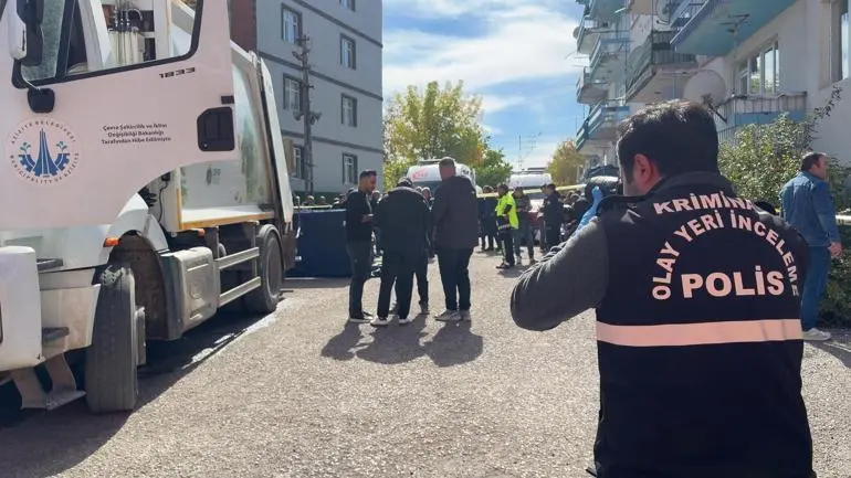 Çöp kamyonunun çarptığı 2 çocuk annesi öldü