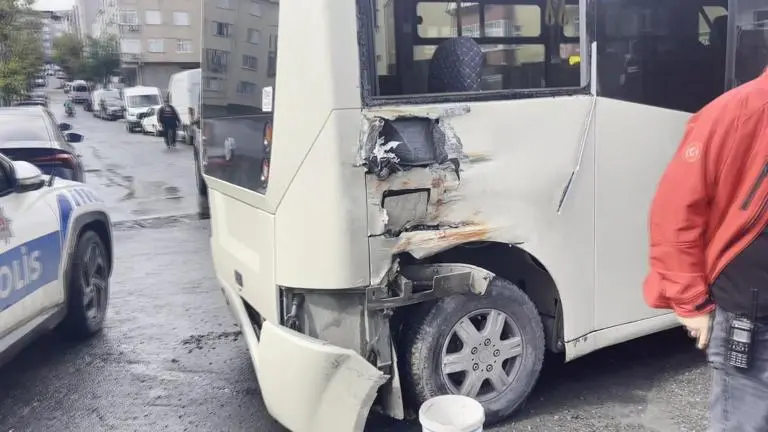 Güngörende tramvayın minibüse çarptığı kaza kamerada