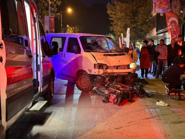 Minibüs ile motosiklet kafa kafaya çarpıştı: 1 yaralı