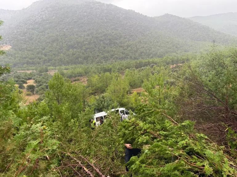 Mersinde minibüs bahçeye yuvarlandı: 1i ağır, 17 yaralı