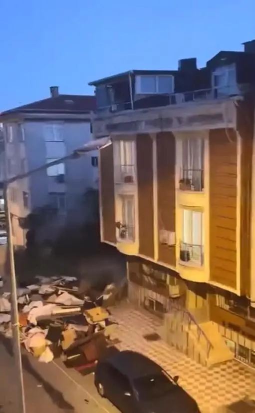 Kağıthane’de balkondaki kedilerle ilgilenilmediğini farkedince şüphelendi; komşusu evde ölü bulundu