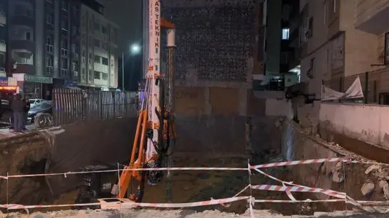 Bahçelievlerde inşaatın istinat duvarı yıkıldı; bitişikteki 2 bina tahliye edildi
