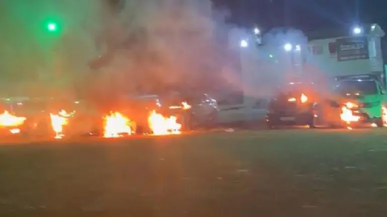 Benzin dökerek 6 otomobili ateşe verdi
