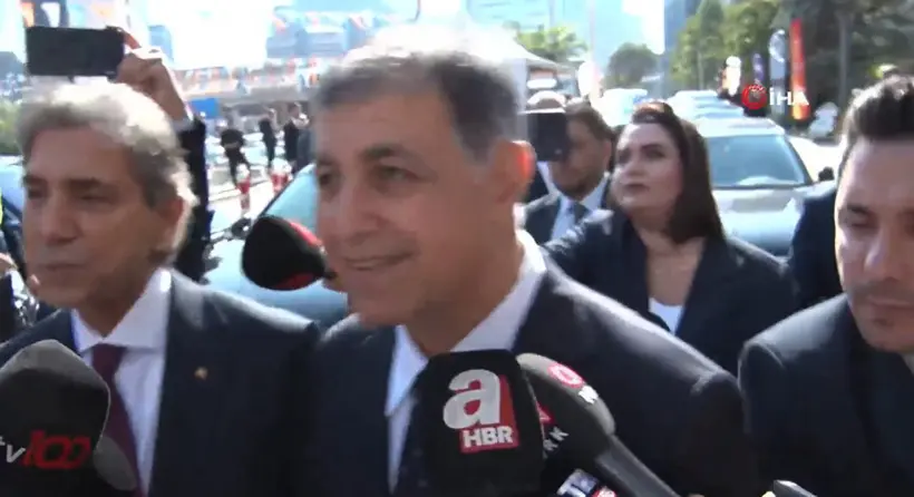 İzmir'de 27 yıl sonra değişim... Cumhurbaşkanı Erdoğan rozeti takıyor... Cemil Tugay AKP'ye geçiyor - Resim : 1