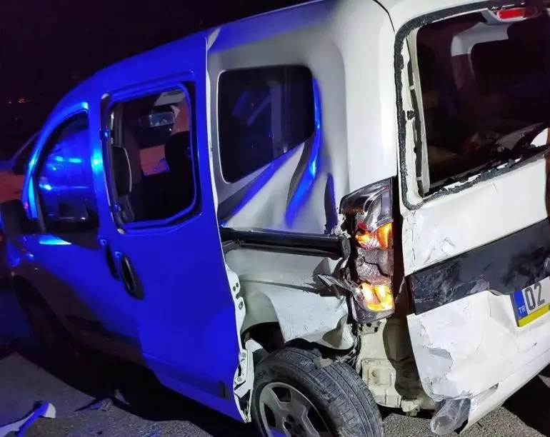 Adıyamanda iki hafif ticari araç çarpıştı; 8 yaralı
