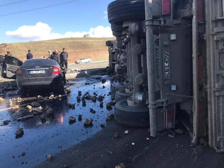 Pancar yüklü TIR ile otomobil çarpıştı: 4 ölü, 1 yaralı
