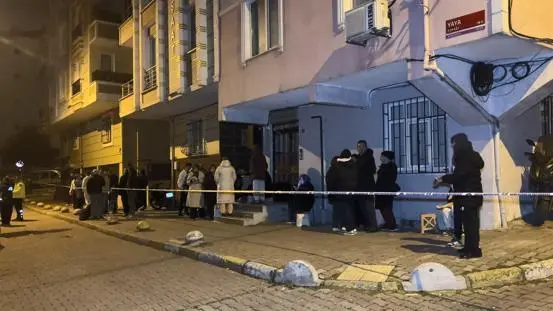 Bahçelievlerde inşaatın istinat duvarı yıkıldı; bitişikteki 2 bina tahliye edildi