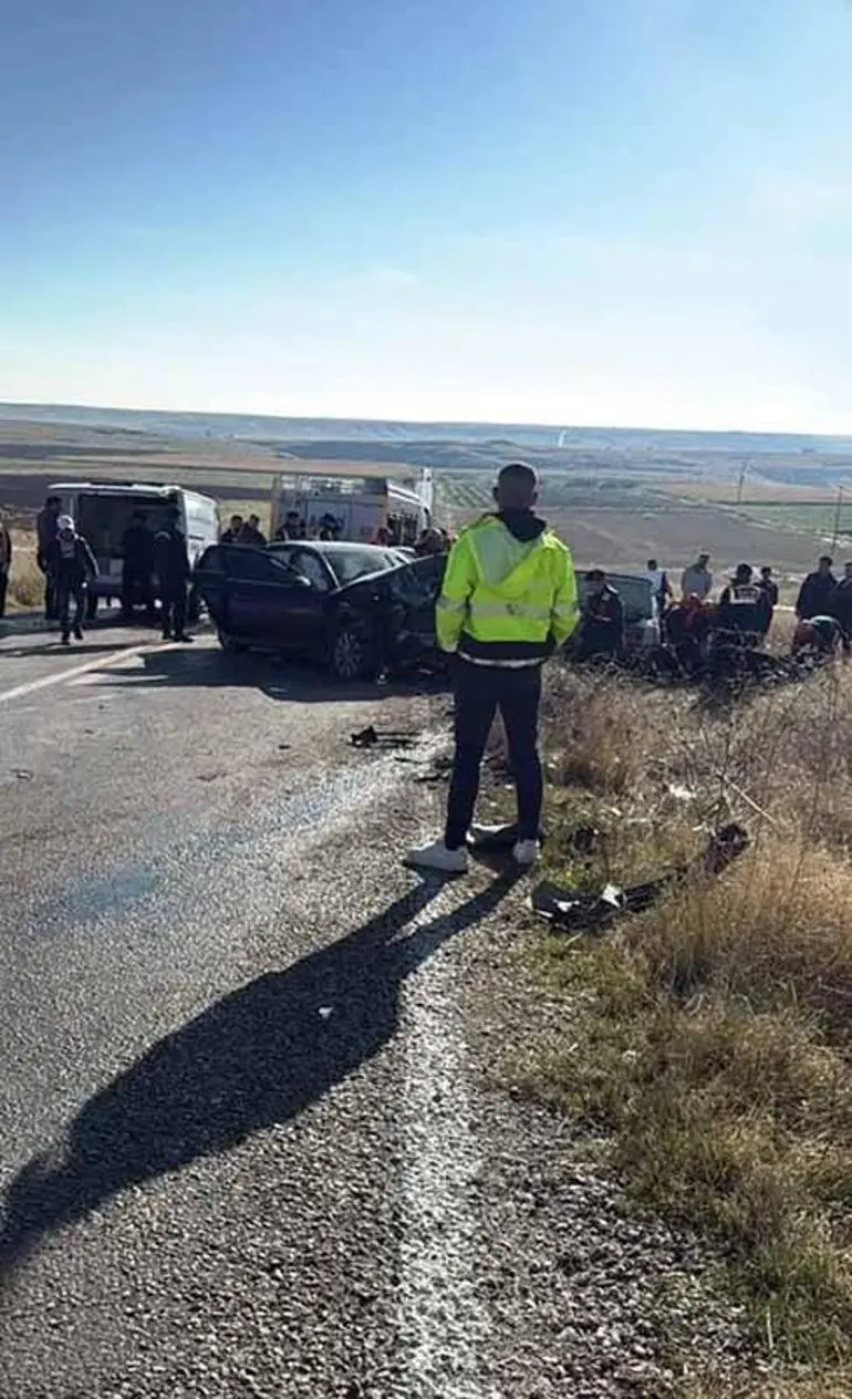 Otomobiller kafa kafaya çarpıştı: 4 ölü, 4 yaralı