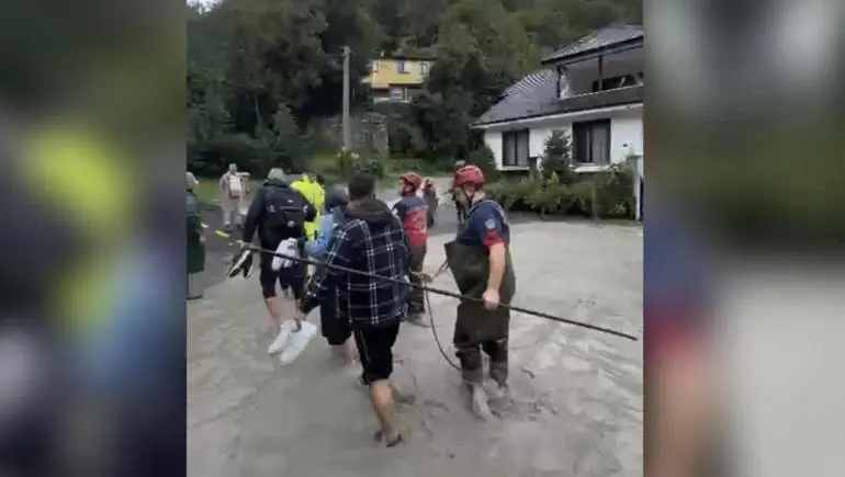 Jandarma, selde bebeği halatla tahliye etti