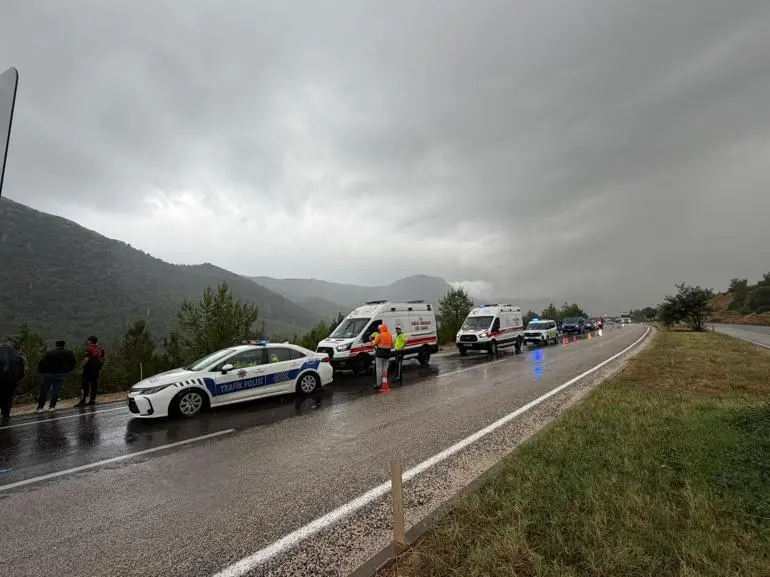 Mersinde minibüs bahçeye yuvarlandı: 1i ağır, 17 yaralı