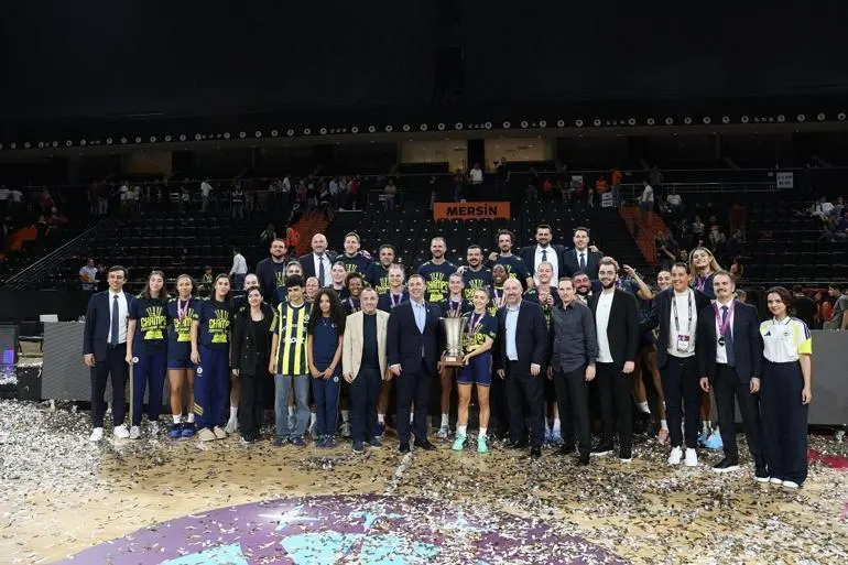 Şampiyon Fenerbahçe Tarfin, kupasını aldı