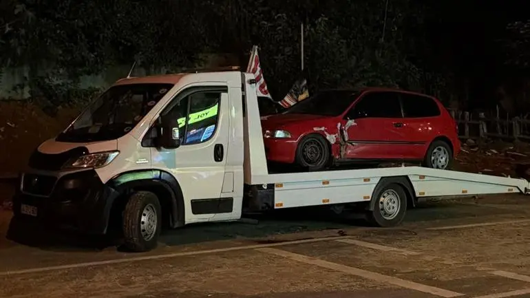 Sarıyer’de otomobil park halindeki 6 araca çarptı: 3 yaralı