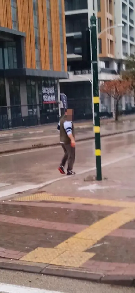Sürücüyle tartışan yaya, özel halk otobüsünün camını yumrukla kırdı
