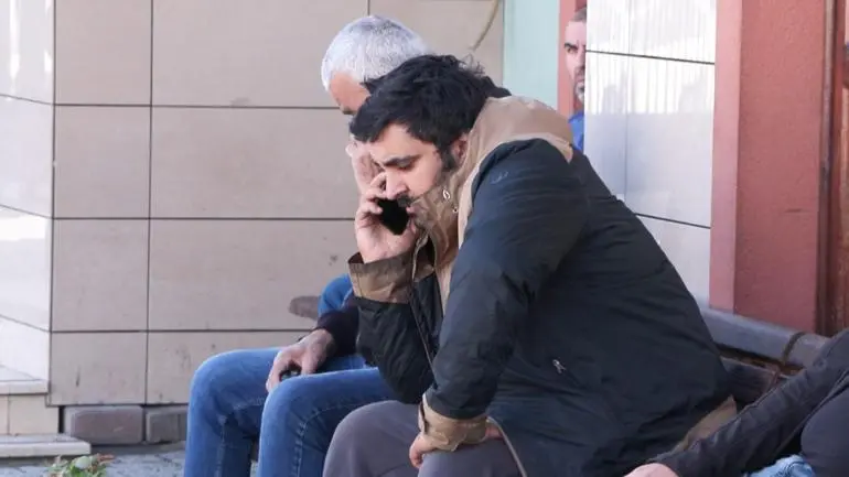 Eyüpsultanda motosiklet sürücüsü kazada öldü; bir şoför sıkıştırıp düşürdü, başka bir araç ezdi