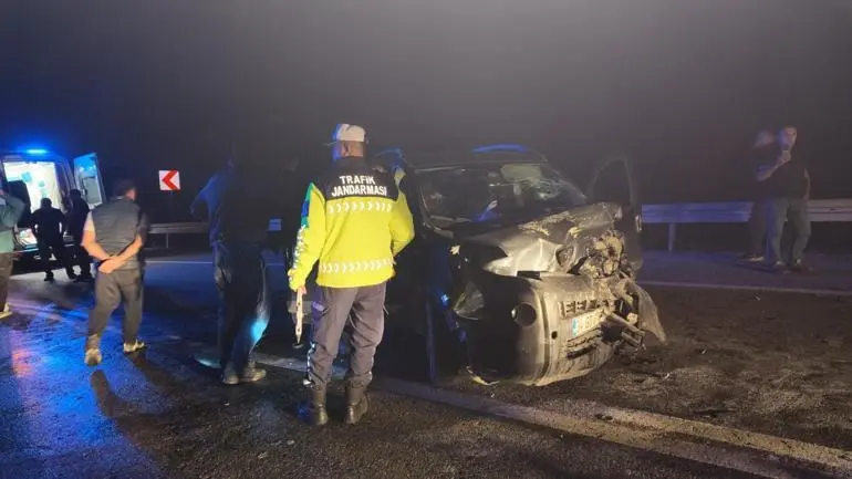 Otomobil ile hafif ticari araç kafa kafaya çarpıştı: 5 yaralı