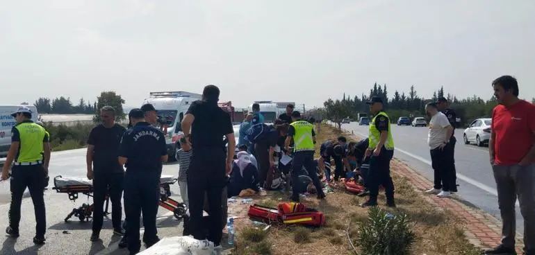 Midibüs, kaygan yolda devrildi; 17 yaralı