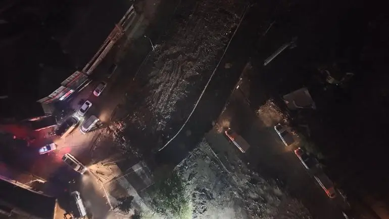 Ayazağada enkaz kaldırma çalışmaları sürüyor
