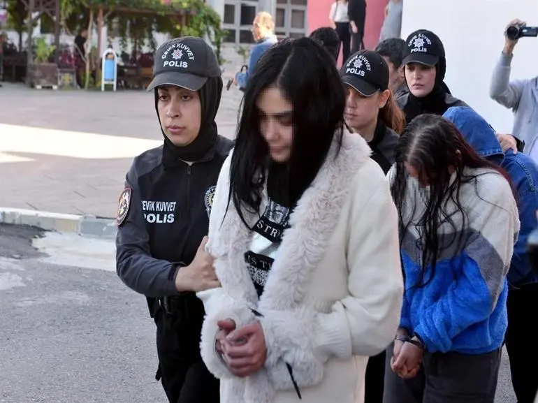 Adana merkezli 7 ilde kurgu trafik kazalarıyla sigorta şirketlerini dolandıran 80 şüpheli adliyede