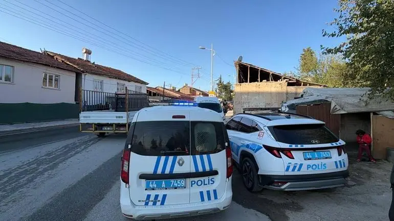 Eve gizlice girip kendisini terk eden kadın ile annesini bıçakla yaraladı