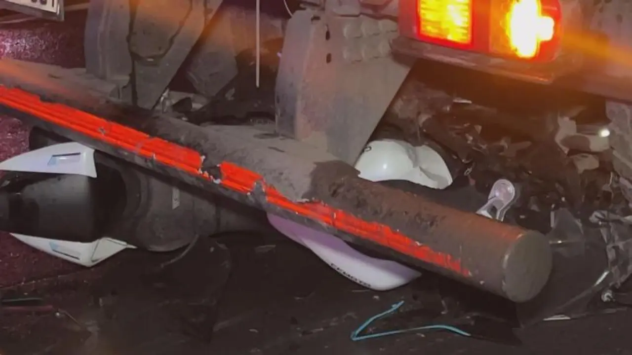 Küçükçekmece’de belediye temizlik aracına çarpan motosikletteki 2 kişi öldü