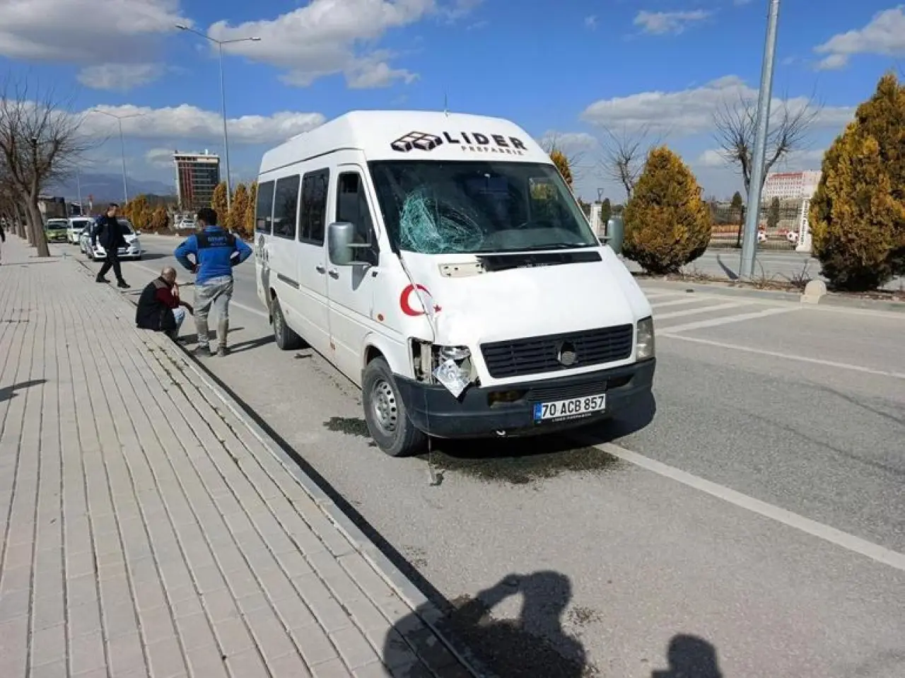 Minibüsün çarptığı yaya 32 metre ileriye fırladı