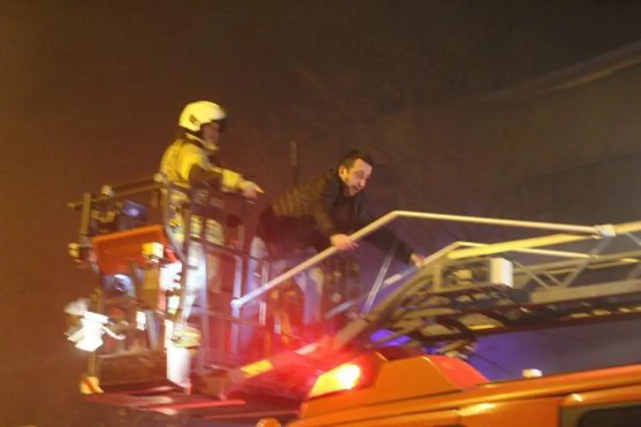 Kağıthanede marangoz atölyesinde yangın; mahsur kalan 11 kişi ile 1 köpek kurtarıldı