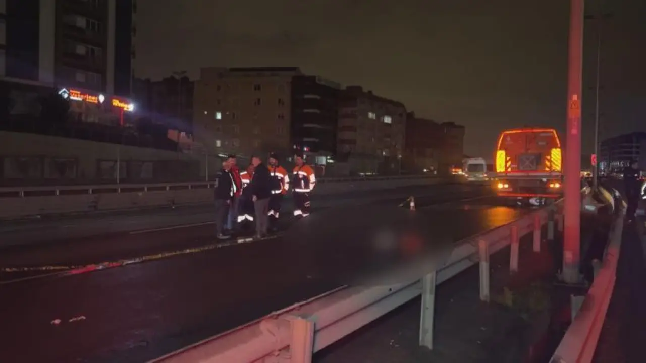Küçükçekmece’de belediye temizlik aracına çarpan motosikletteki 2 kişi öldü