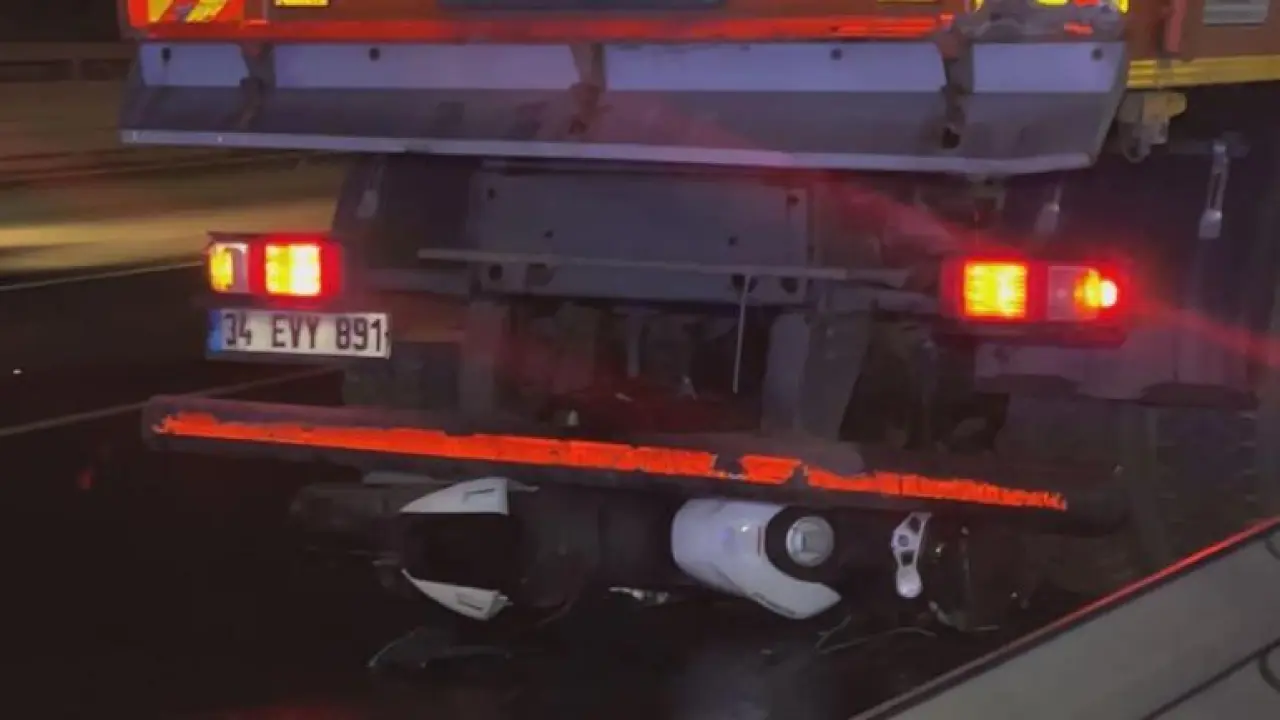 Küçükçekmece’de belediye temizlik aracına çarpan motosikletteki 2 kişi öldü