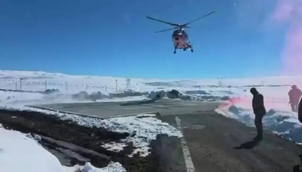 Kardan yolu kapalı mezradaki hasta, ambulans helikopterle hastaneye yetiştirildi